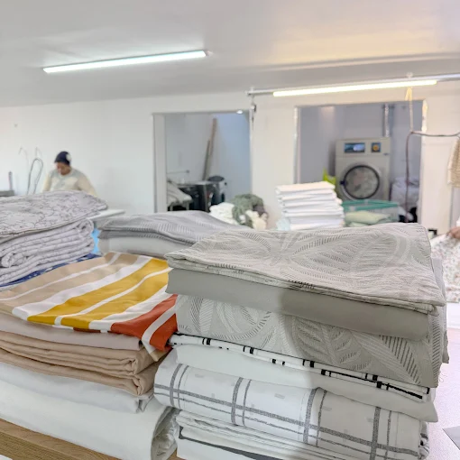 Pourquoi externaliser son linge professionnel ? Guide complet pour les entreprises du Havre